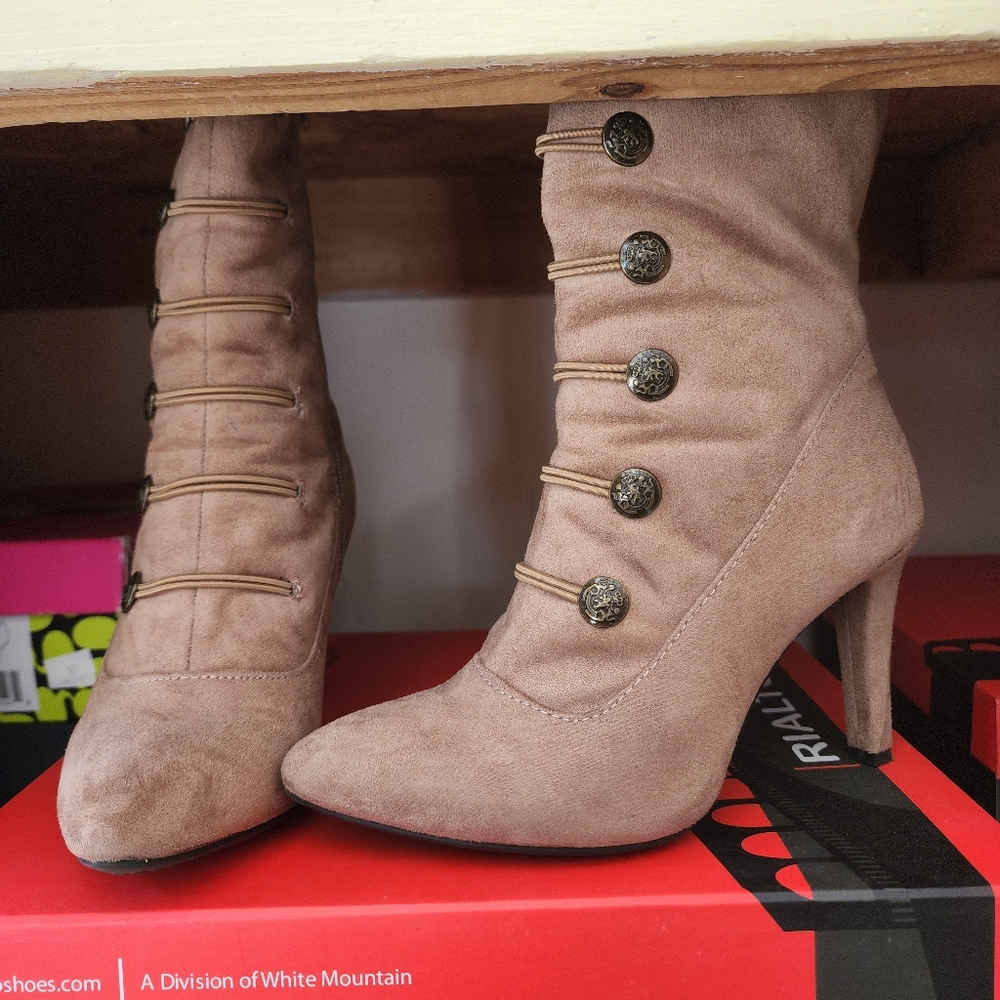 Rialto  size 6. Tan